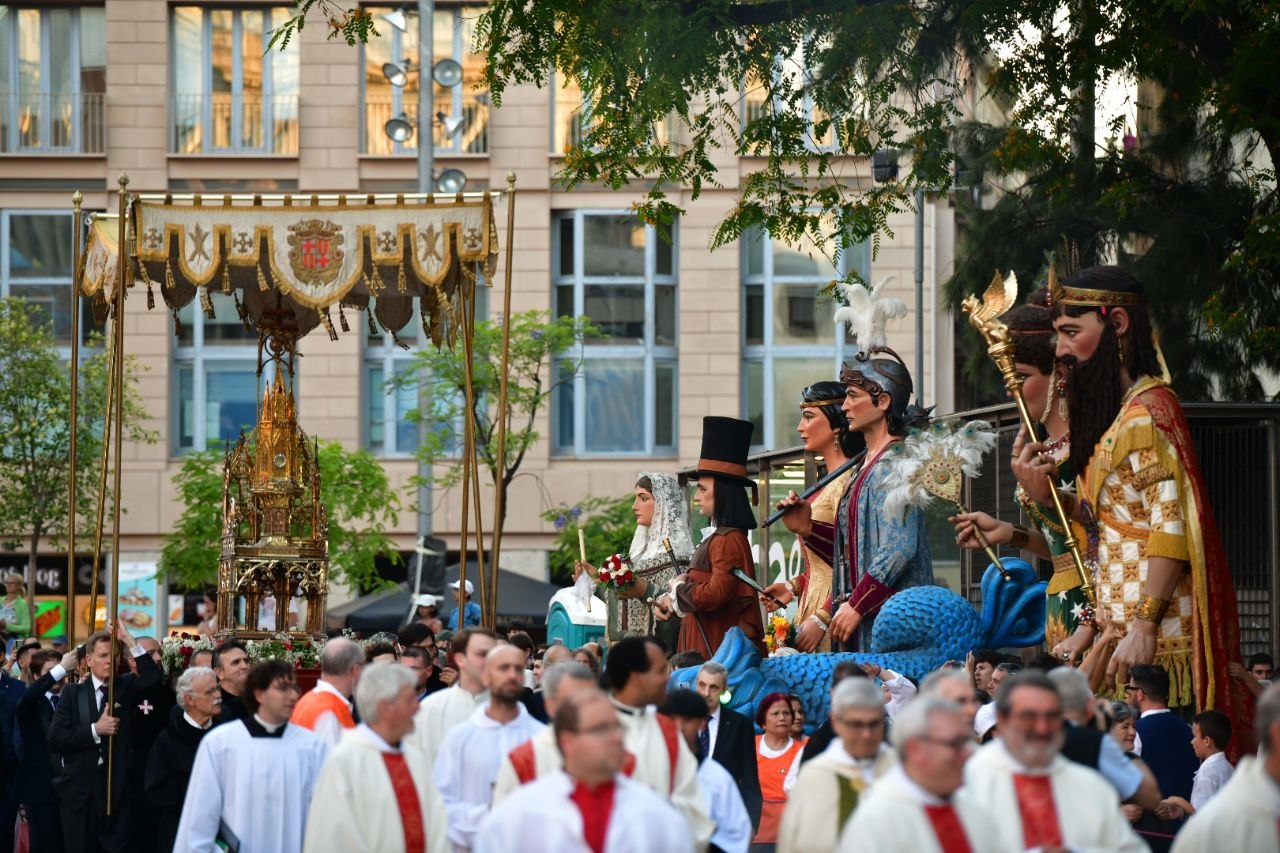 La Catedral de Barcelona celebra el Corpus Christi en comunión con la ...
